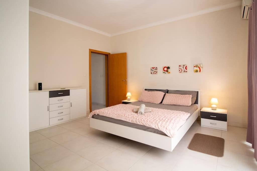 Modern Apt In The Heart Of Maltese Nightlife Saint Julian's Ngoại thất bức ảnh